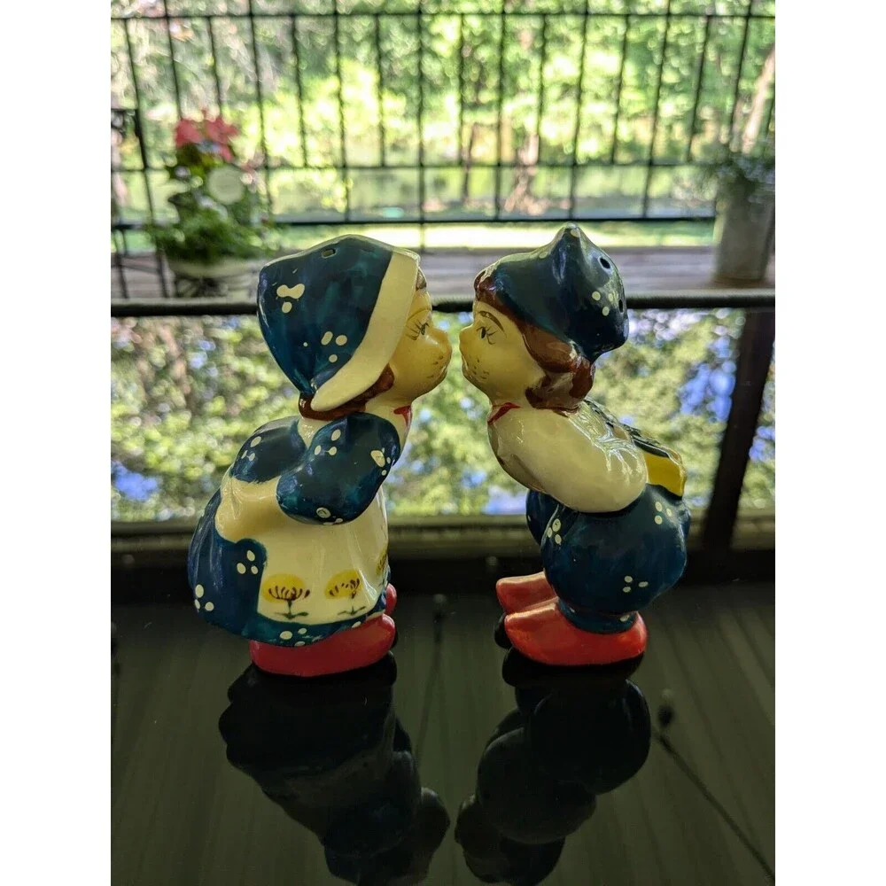 Vintage Kissing Dutch Boy/Girl Salt Pepper Shaker Set Ceramics Japan Tulips Blue
